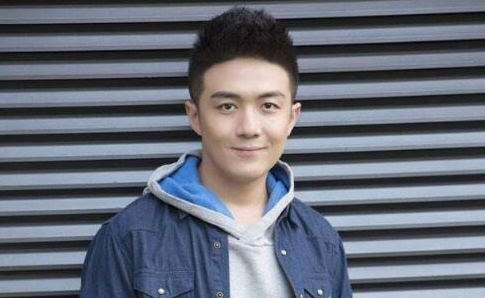 三十而已渣男许幻山扮演者 李泽锋与李亚鹏是叔侄关系吗