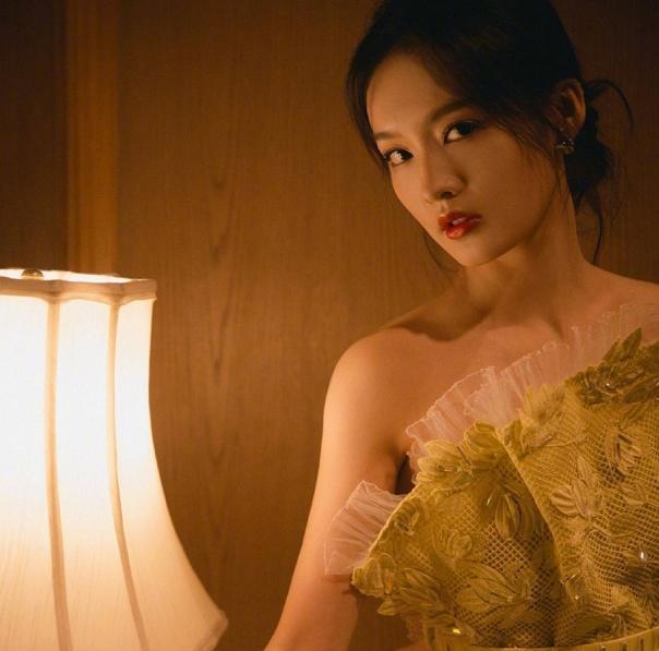 李沁挽张若昀胳膊引来弹幕争议 遭某杠精作家炮轰