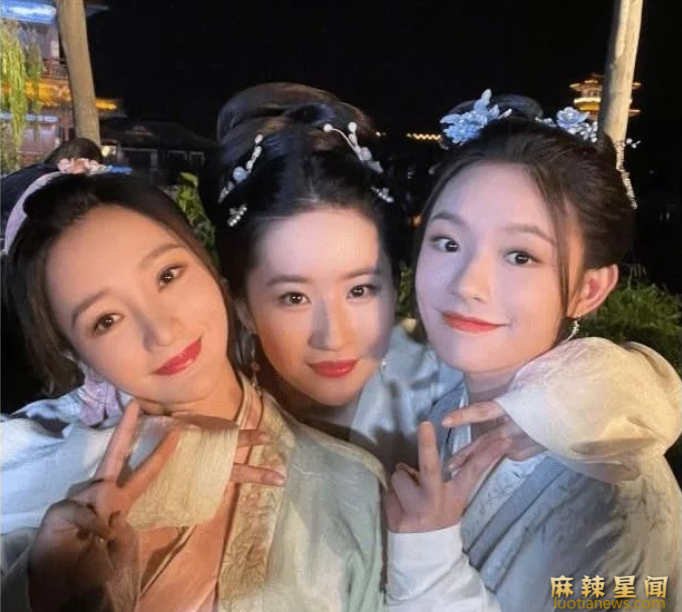 刘亦菲林允柳岩杀青合照 三位美女气质绝佳令人赞叹