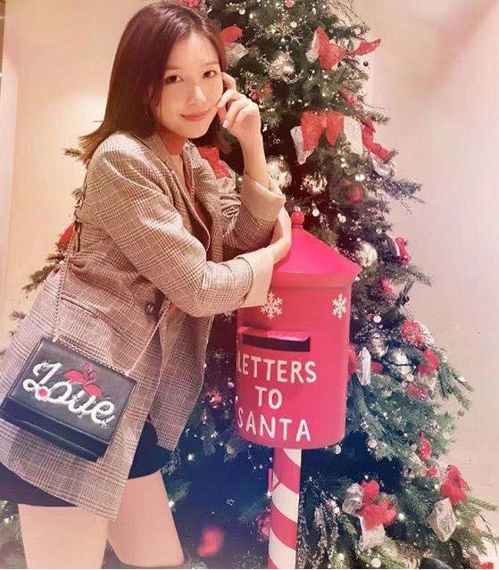 李泽楷女友晒照发文 暗示会开心出嫁