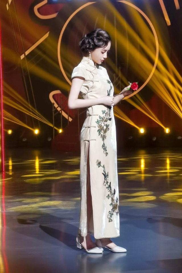 关晓彤旗袍造型蛮腰天鹅颈靠修图 对比baby差距一目了然