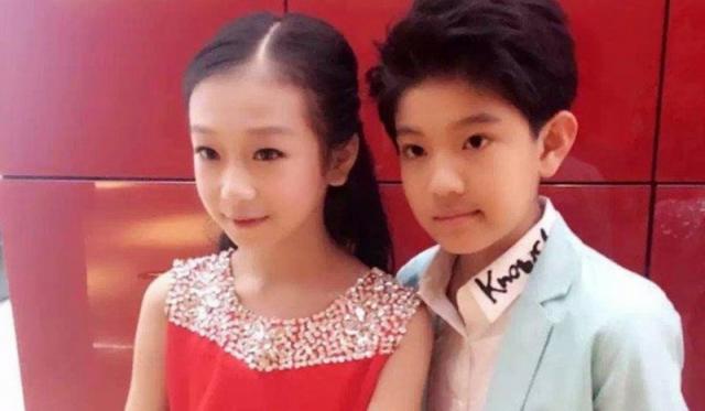 曲芷含和张铭浩亲吻 00后童年亲吻照是真的吗