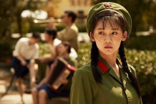 郑恺苗苗机场牵手 女方孕味十足 疑似要官宣了
