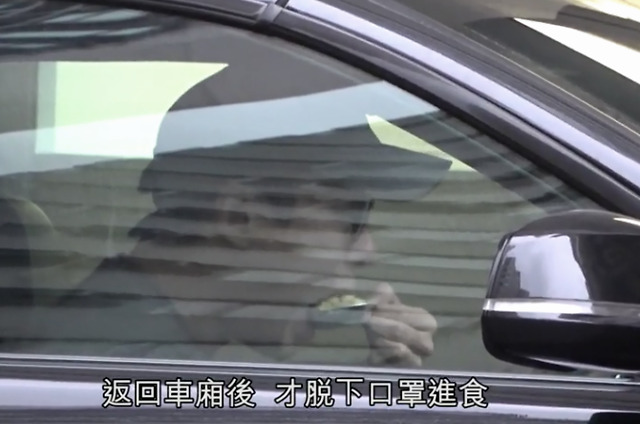 霍启仁骑在女友的腿上 与性感女友深情秀恩爱