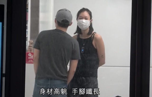 霍启仁骑在女友的腿上 与性感女友深情秀恩爱