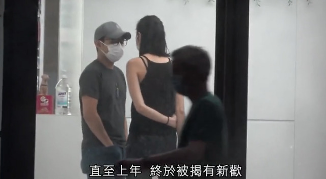 霍启仁骑在女友的腿上 与性感女友深情秀恩爱