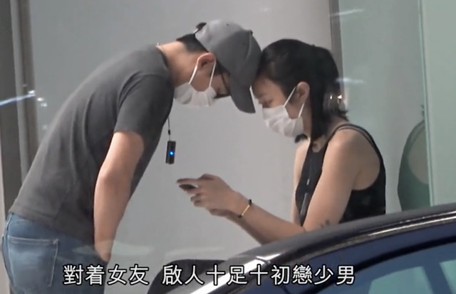 霍启仁骑在女友的腿上 与性感女友深情秀恩爱