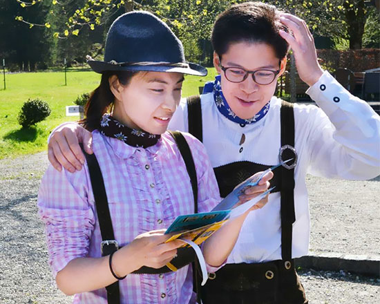 霍启仁骑在女友的腿上 与性感女友深情秀恩爱