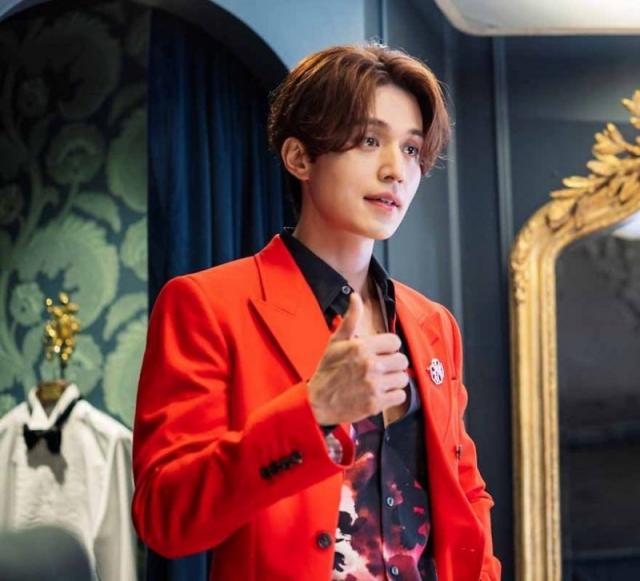 九尾狐传李栋旭狐狸时装秀剧照 李栋旭医生服军装都能驾驭
