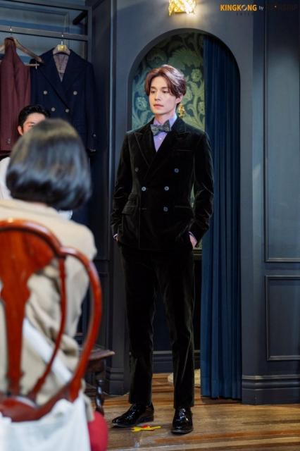 九尾狐传李栋旭狐狸时装秀剧照 李栋旭医生服军装都能驾驭