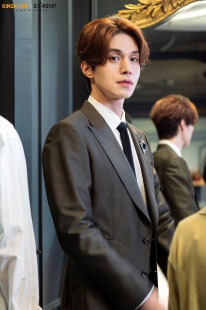 九尾狐传李栋旭狐狸时装秀剧照 李栋旭医生服军装都能驾驭