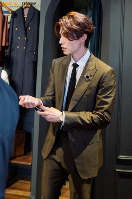 九尾狐传李栋旭狐狸时装秀剧照 李栋旭医生服军装都能驾驭