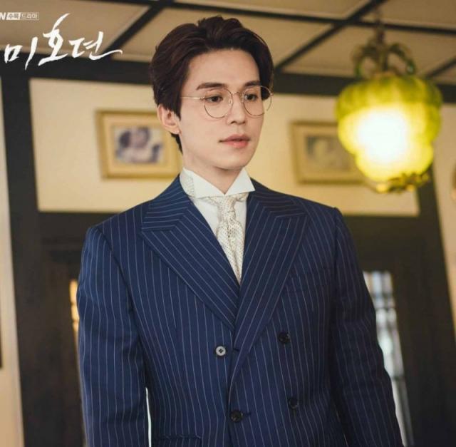 九尾狐传李栋旭狐狸时装秀剧照 李栋旭医生服军装都能驾驭