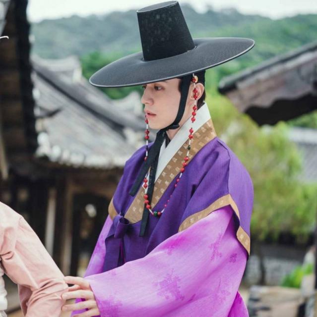 九尾狐传李栋旭狐狸时装秀剧照 李栋旭医生服军装都能驾驭