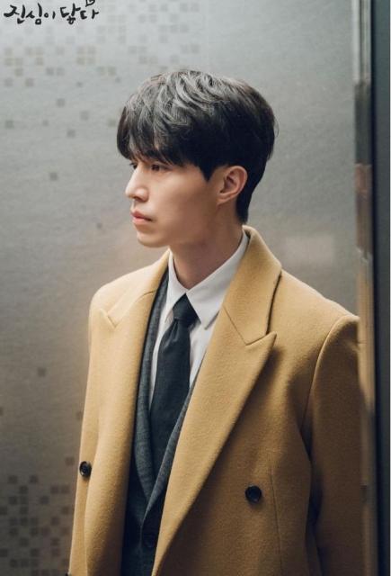 九尾狐传李栋旭狐狸时装秀剧照 李栋旭医生服军装都能驾驭
