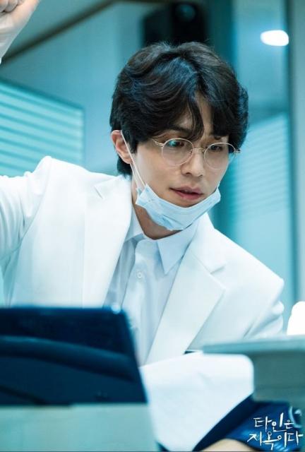 九尾狐传李栋旭狐狸时装秀剧照 李栋旭医生服军装都能驾驭