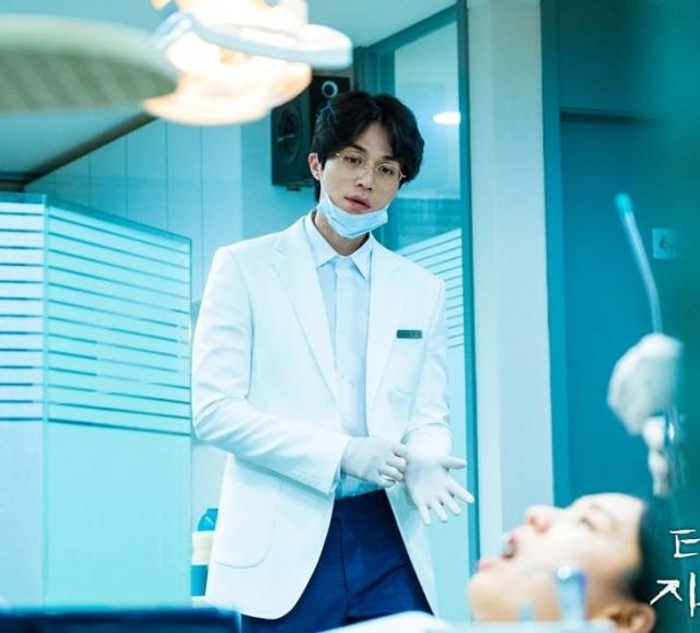九尾狐传李栋旭狐狸时装秀剧照 李栋旭医生服军装都能驾驭