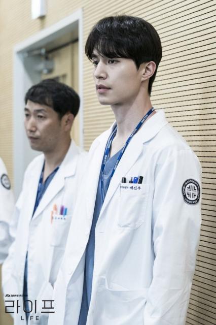 九尾狐传李栋旭狐狸时装秀剧照 李栋旭医生服军装都能驾驭