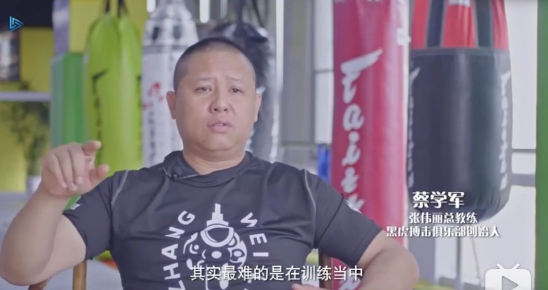 张伟丽卫冕金腰带 让全世界黑粉闭嘴