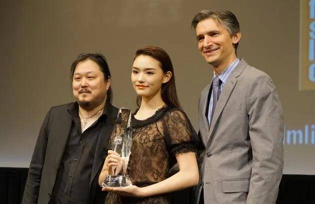 林允回应演技夸张争议 本色出演就能获得满堂彩