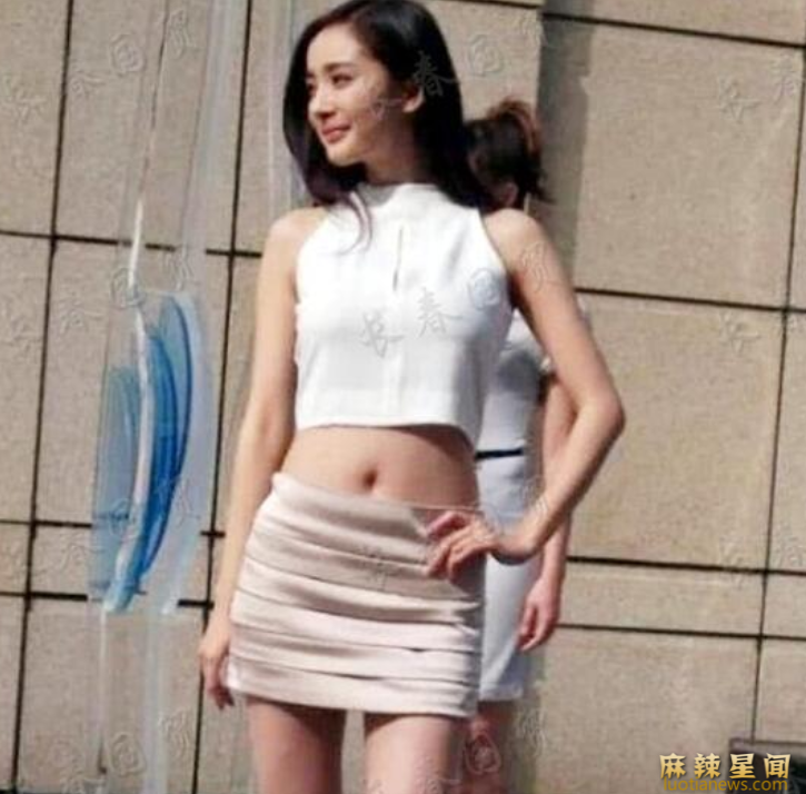 杨幂15年前旧照曝光 白色露脐身材紧致令人心动