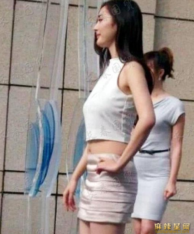 杨幂15年前旧照曝光 白色露脐身材紧致令人心动
