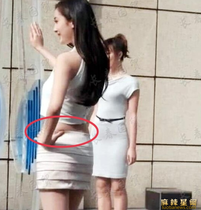 杨幂15年前旧照曝光 白色露脐身材紧致令人心动