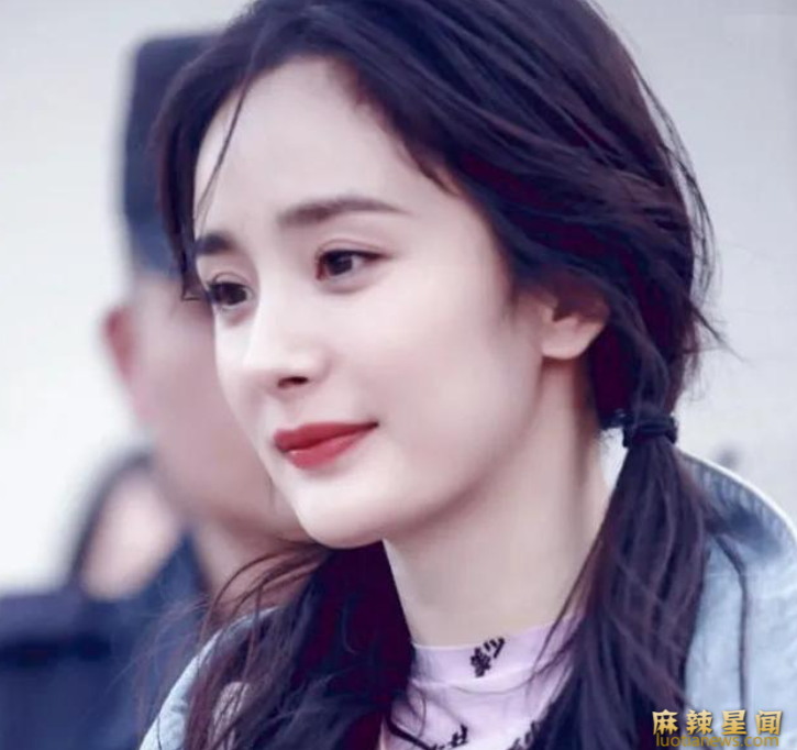 杨幂15年前旧照曝光 白色露脐身材紧致令人心动