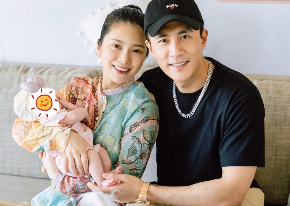 杜淳王灿为女儿办满月派对 一家三口甜蜜幸福羡煞旁人