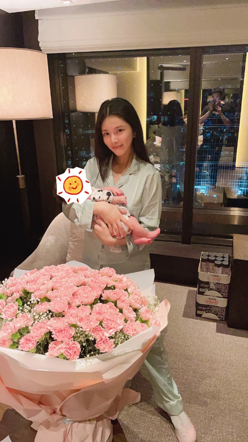 杜淳王灿为女儿办满月派对 一家三口甜蜜幸福羡煞旁人