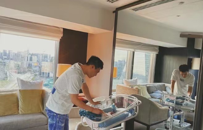 杜淳王灿为女儿办满月派对 一家三口甜蜜幸福羡煞旁人
