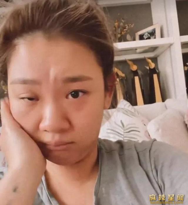 郑欣宜更新动态对镜头落泪 满脸憔悴让人心疼