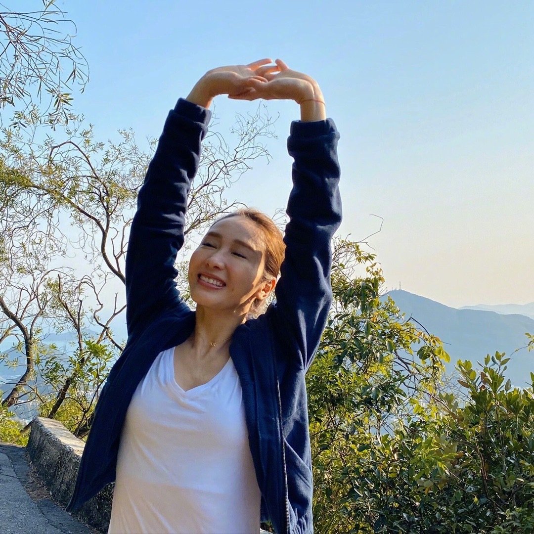 黎姿晒户外锻炼美照笑容甜美 黎姿老公的个人资料简介
