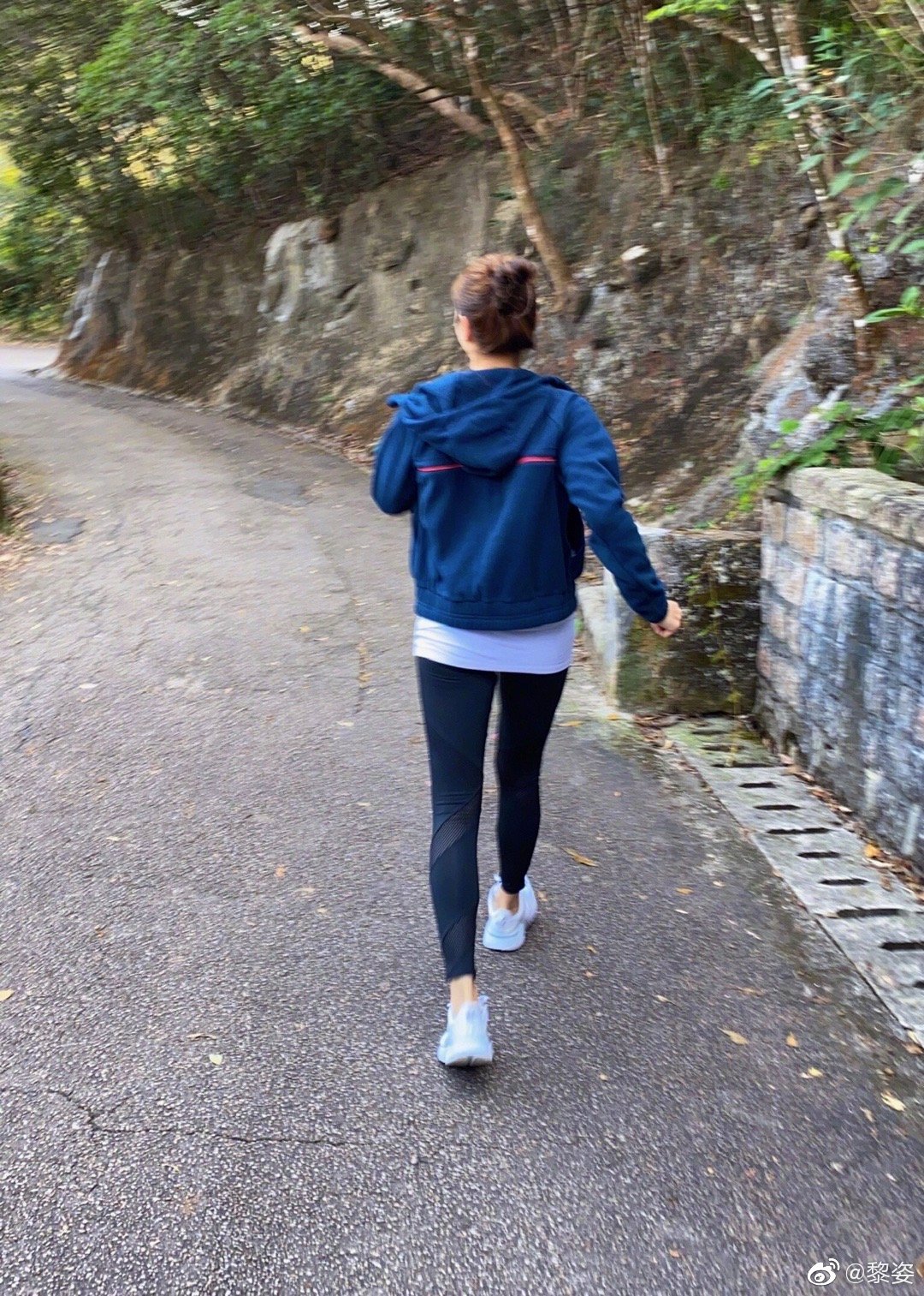黎姿晒户外锻炼美照笑容甜美 黎姿老公的个人资料简介