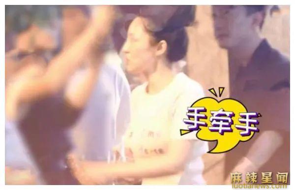 董璇被苏小玎当众搂腰 疑与小11岁男友同居