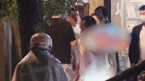 董璇被苏小玎当众搂腰 疑与小11岁男友同居