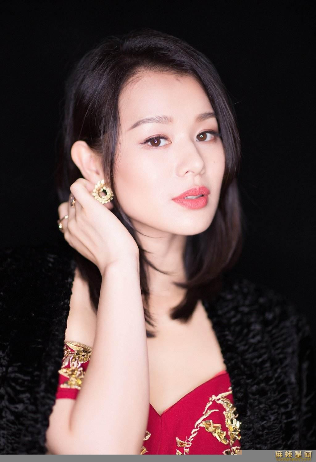 胡杏儿晒6周年结婚纪念照 五口之家惹人羡慕