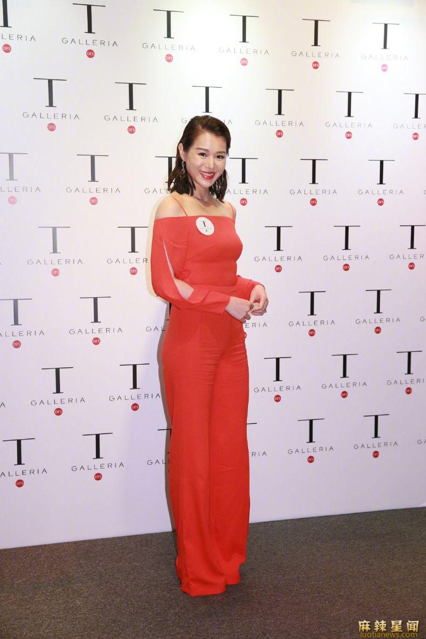 胡杏儿晒6周年结婚纪念照 五口之家惹人羡慕