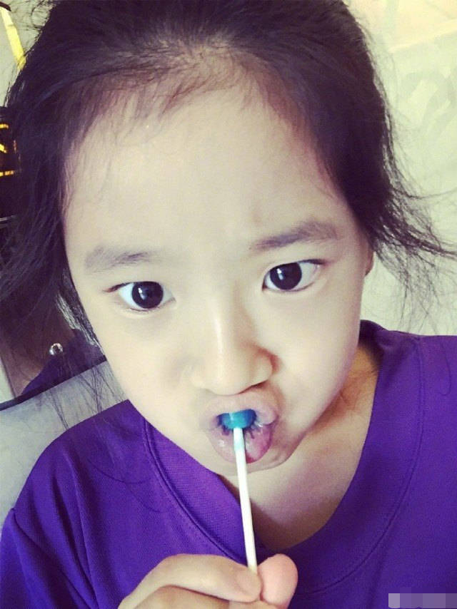 贾静雯首晒梧桐妹正面照 小妹妹真的超级可爱