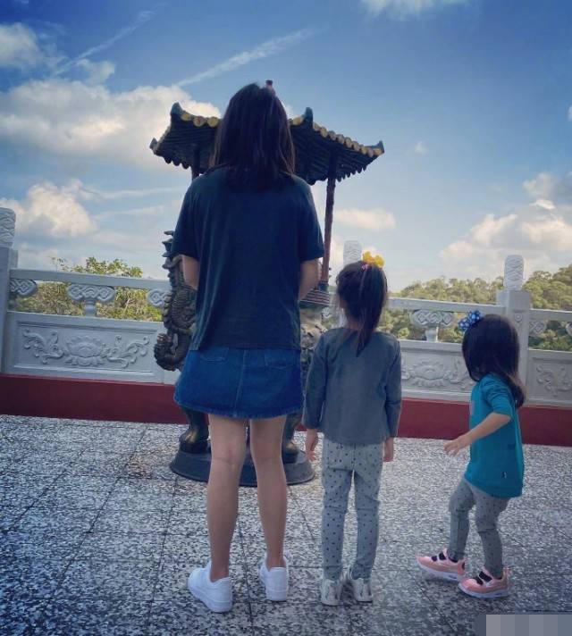 贾静雯首晒梧桐妹正面照 小妹妹真的超级可爱