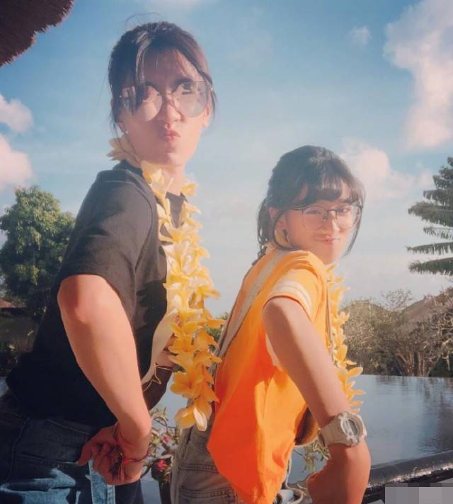 贾静雯首晒梧桐妹正面照 小妹妹真的超级可爱