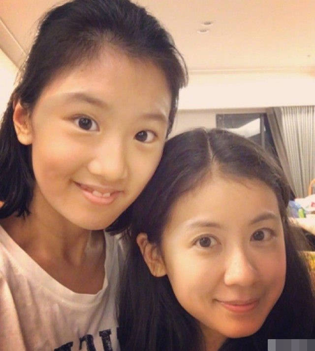 贾静雯首晒梧桐妹正面照 小妹妹真的超级可爱