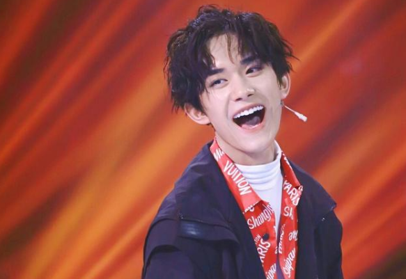 易烊千玺生日什么时候 易烊千玺举办生日会告白千纸鹤