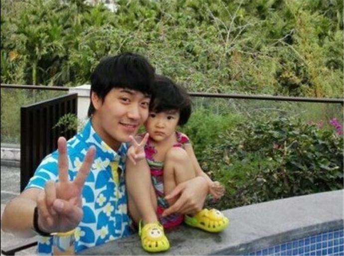 刘雨欣怀抱女儿笑容满面近照曝光 刘雨欣老公是谁离婚了吗