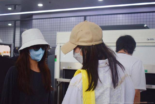 张雨绮用口红签名是怎么回事 相互拥抱看似关系非常好