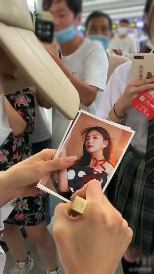 张雨绮用口红签名是怎么回事 相互拥抱看似关系非常好