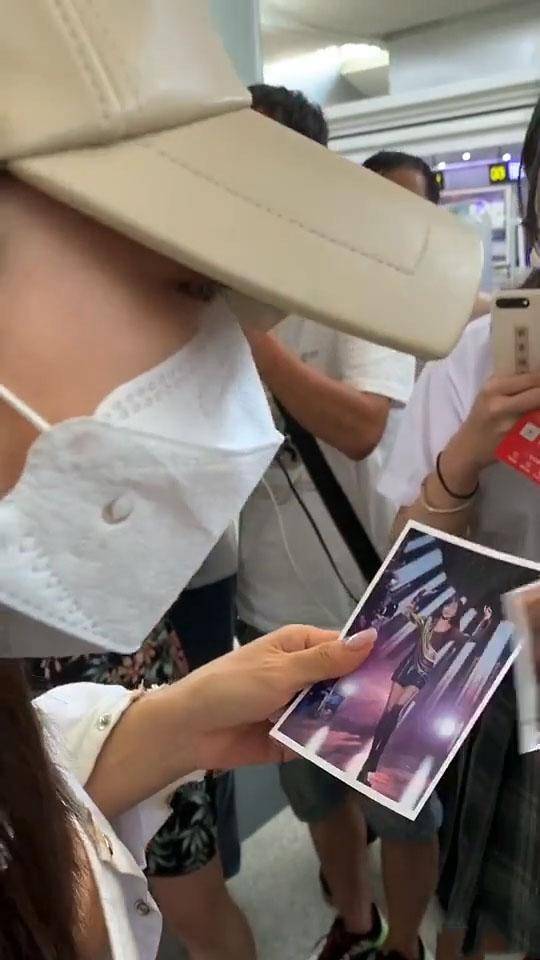 张雨绮用口红签名是怎么回事 相互拥抱看似关系非常好