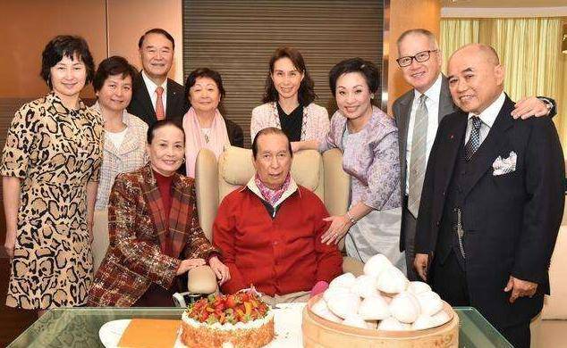 何超琼站C位无人敢抢是什么意思 背后藏着真相是你不敢想的