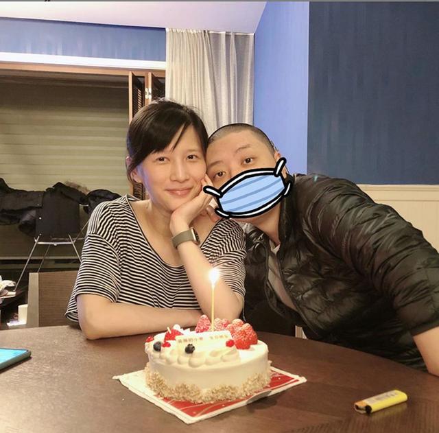 papi酱产后晒全家福素颜状态好憔悴 papi酱的老公是谁