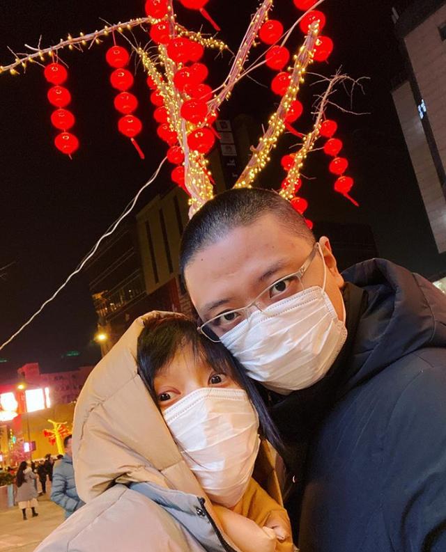 papi酱产后晒全家福素颜状态好憔悴 papi酱的老公是谁